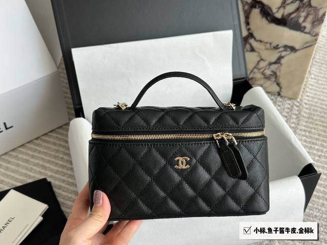 香奈儿Ip 方正硬朗的轮廓给人一-种复古又大气的感觉标志性的菱格纹元素超级有质感有辨识度 整体采用了荔枝纹牛皮耐磨耐造易打理 黑金配色经典百搭 可手提可斜挎 上