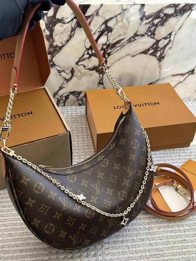 Lv 经典Monogram老花帆布+植鞣革红棕内衬，简约实用。改造后加了蜜蜡色肩带和金属链条，复古又时髦+。尺寸适中，手机、口红、钥匙都能装，肩带可调节，单肩斜