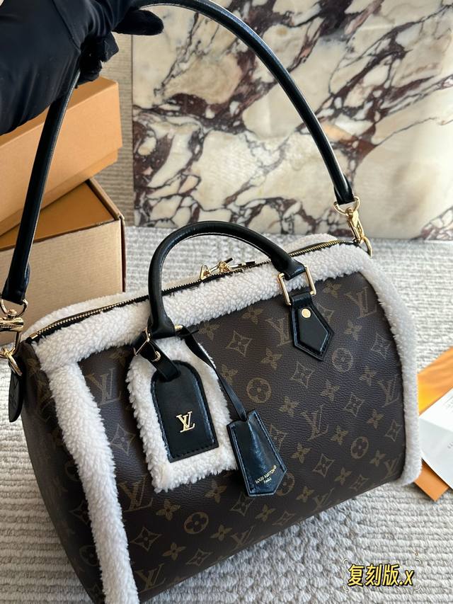 新款Size：30Cm L家 Speedy30 复刻版枕头包 真的吼吼好看 搜索 Lv 枕头包