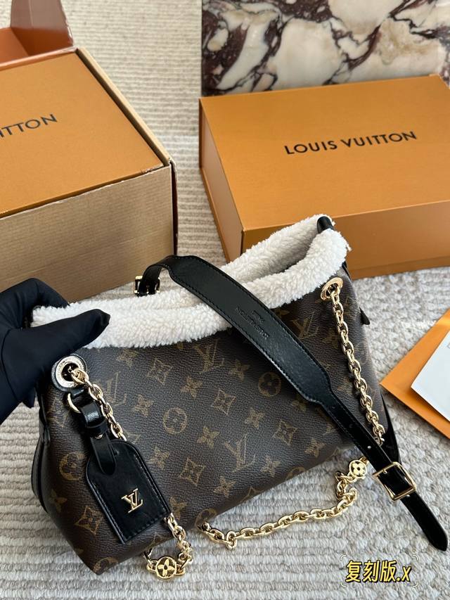 新的Carryall Bb 鲶鱼须子和大金链子宝宝们形容的太贴切了 Lv配金链子真的好看 小小咩觉得新版Carryall变可爱 了，而且不喜欢大包的姐妹这个就没