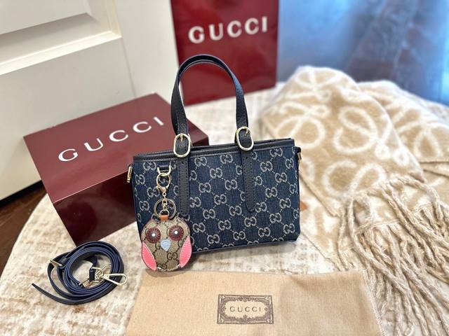 折叠礼盒包装 Gucci｜Ggemblem系列Mini托特Tote菜篮子 Mini小托特尺寸超迷你造型超可爱 可手提可斜挎打造不同风格 前面金属D型环搭配自己喜