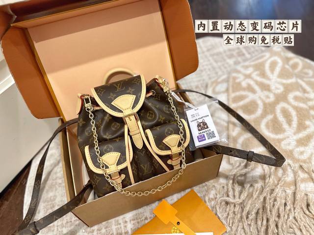 牛皮 变码芯片 官网双盒包装 Lv 也有Duma 双肩包啦 M46932 这款玲珑且实用的Excursion小号背包采用Monogram帆布材质，配以皮革饰边。