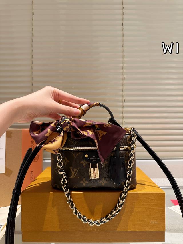 钢扣配皮 折叠礼盒飞机盒 Lv新款走秀款箱子包 Lv小箱子 近几年Lv的脑洞真的是越开越大，20Ss春夏新款 设计独特而经典 方正小巧的独特造型，搭配各种复古的