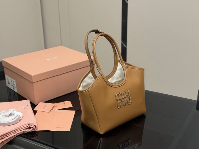 全套包装 Size：22*18Cm Miumiu新款托特Tote 今年的风刮的太猛了 老多爆款了！ 这款的版型也太好看了吧！ Miumiu 这一季不管是单肩包还