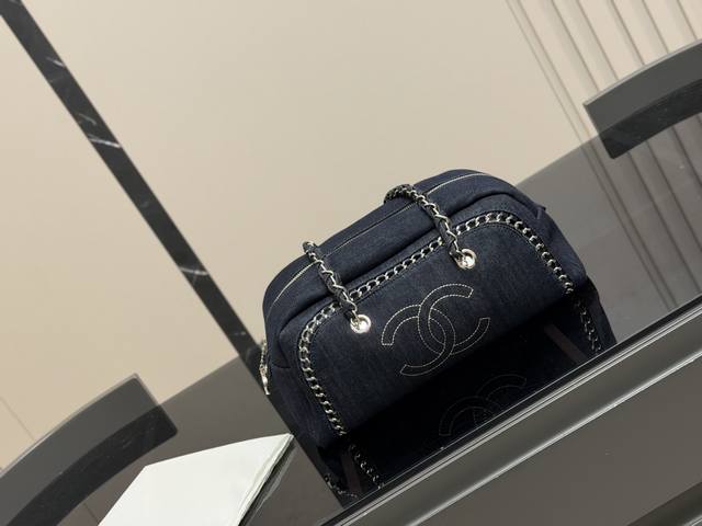 无盒 尺寸:34.18Cm 香奈儿 牛仔保龄球 安排!安排! 今年出的这个保龄球包可太好看了 水洗做旧款更加有高级感 无盒 尺寸:34.18Cm 香奈儿 牛仔保龄球 安排!安排! 今年出的这个保龄球包可太好看了 水洗做旧款更加有高级感