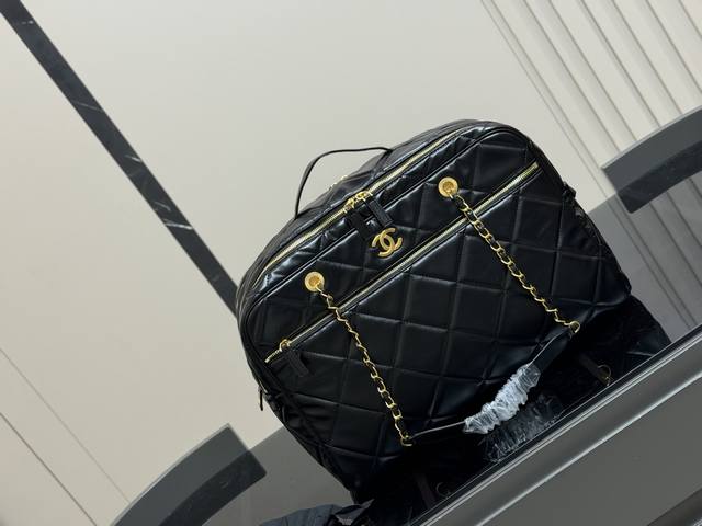 Chanel 25K保龄球Maxi 香奈儿 Maxi 保龄球上身 上身好萨 无法抗拒的时尚魅力 男生也可以毫无压力驾驭 超级帅的一只包包 尺寸:44.32Cm