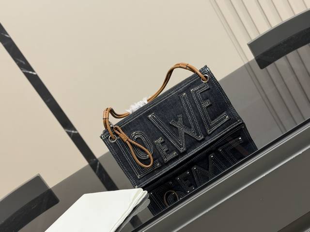 这才是罗意威最值得入的中古包吧 太好装了容量很大出差旅行必备的大包首选真的很小众因为这一只是中古包所以很少见~ 但是真的好好看拼色帆布有一种流浪的艺术家的感觉还