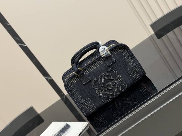 这才是罗意威最值得入的中古包吧 太好装了容量很大出差旅行必备的大包首选真的很小众因为这一只是中古包所以很少见~ 但是真的好好看拼色帆布有一种流浪的艺术家的感觉还