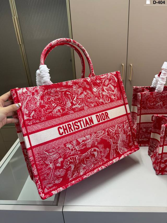 42Cm 配丝巾 D-404尺寸26×21 36×27 42×35配盒 Dior迪奥托特包Book 容量超级大也很耐用 日常出街背它回头率百分百 42Cm 配丝巾 D-404尺寸26×21 36×27 42×35配盒 Dior迪奥托特包Book 容量超级大也很耐用 日常出街背它回头率百分百