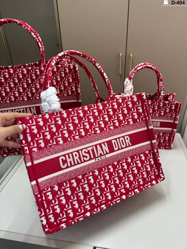 36Cm 配丝巾 D-404尺寸26×21 36×27 42×35配盒 Dior迪奥托特包Book 容量超级大也很耐用 日常出街背它回头率百分百 36Cm 配丝巾 D-404尺寸26×21 36×27 42×35配盒 Dior迪奥托特包Book 容量超级大也很耐用 日常出街背它回头率百分百