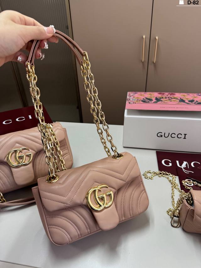 中 D-82尺寸25×13 22×12 17×9折叠盒飞机盒 酷奇Gucci马蒙链条包 容量真的很够用 个高的姐妹们可以闭眼入 真的是穿什么衣服都可以搭配