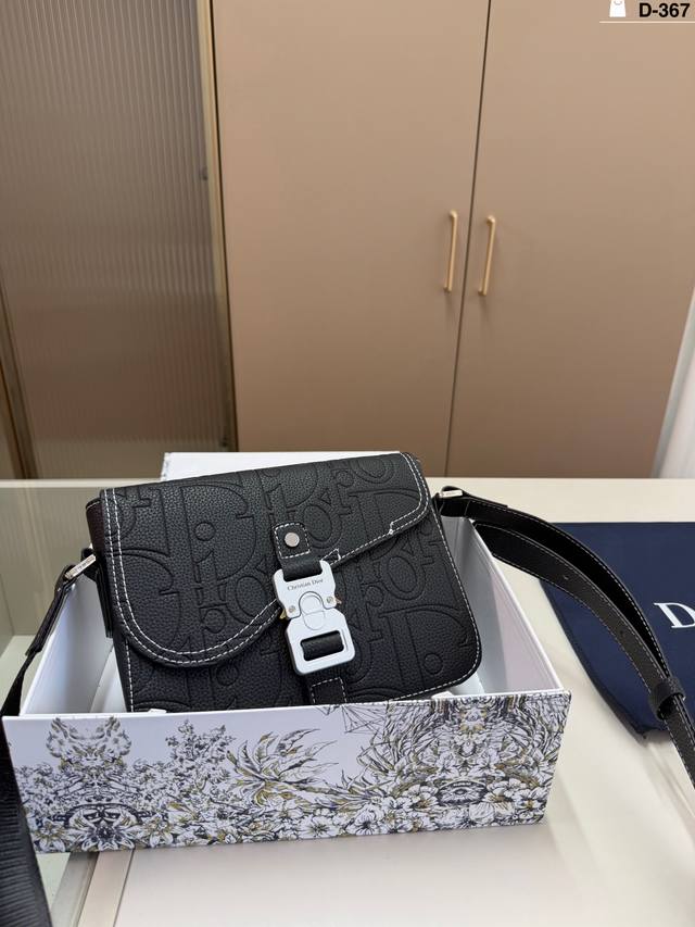 D-367尺寸23×16折叠盒 “ Dior ”迪奥单肩包 Dior迪奥斜挎邮差包 Dior迪奥 Gallop 翻盖 信使 差包单肩斜挎包 男款超顺滑拉链、油边 D-367尺寸23×16折叠盒 “ Dior ”迪奥单肩包 Dior迪奥斜挎邮差包 Dior迪奥 Gallop 翻盖 信使 差包单肩斜挎包 男款超顺滑拉链、油边