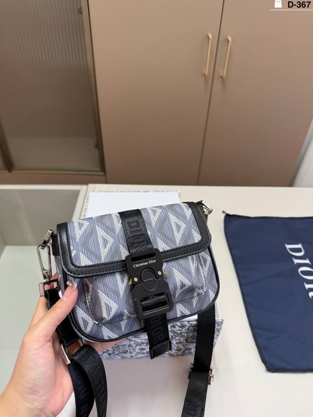 D-367尺寸17×12折叠盒 “ Dior ”迪奥单肩包 Dior迪奥斜挎邮差包 Dior迪奥 Gallop 翻盖 信使 差包单肩斜挎包 男款超顺滑拉链、油边 D-367尺寸17×12折叠盒 “ Dior ”迪奥单肩包 Dior迪奥斜挎邮差包 Dior迪奥 Gallop 翻盖 信使 差包单肩斜挎包 男款超顺滑拉链、油边