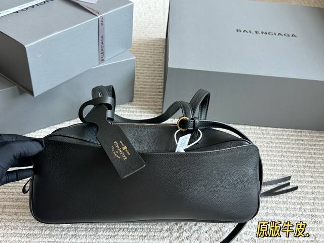 原版牛皮 酷帅天花板 巴黎世家新推出的保龄球系列真的鲨疯了独特弧形包身上身辨识度直接拉满 双提手设计超贴心上身优雅大方，亦可单肩背随性自在 黑色牛皮材质质感无敌