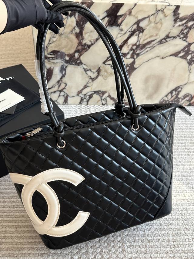 配盒 Size 28 23Cm 小香家 熊猫康鹏菜篮子 经典黑白熊猫配色太好看了 高级Feel满满 不管日常通勤喝下午茶拎它出门再合适不过啦！