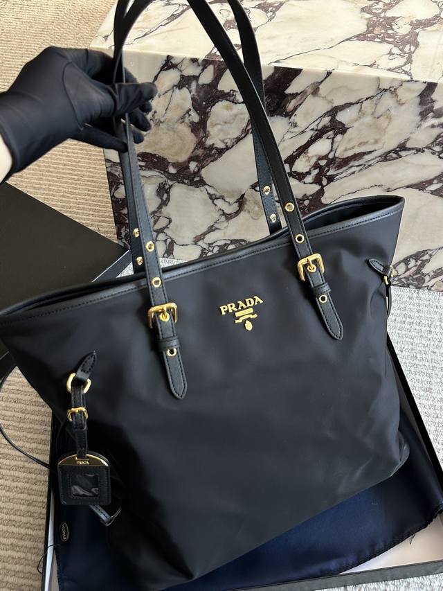 prada妈咪袋尼龙防水布料，这个款式在市面很难在见到了，不管是实用还是颜值方面可以说是非常受欢迎现在很难在碰到购物袋包口有拉链的设计，一般都是敞口。容量大超轻