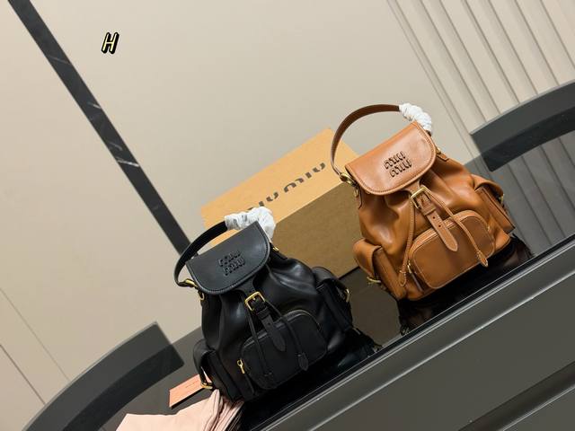 配盒 Size：21.23Cm 又一季特别美丽的Miu Miu Miumiu Ss25 双肩包