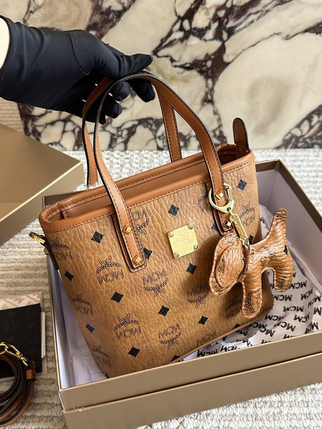 配盒 原单版 Size：20*15Cm 经典 Mc 菜篮子 原单！原单！ 俏皮很百搭！ Mcm菜篮子 ！ 买就对了我是一眼就看中！