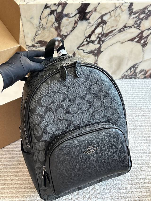 配盒 Size：35*28Cm C家 双肩包 双拉链 双隔层！ 最经典实用的一款男士双肩包 强烈推荐 小长假需要一个它！ 搜索Coach 双肩包