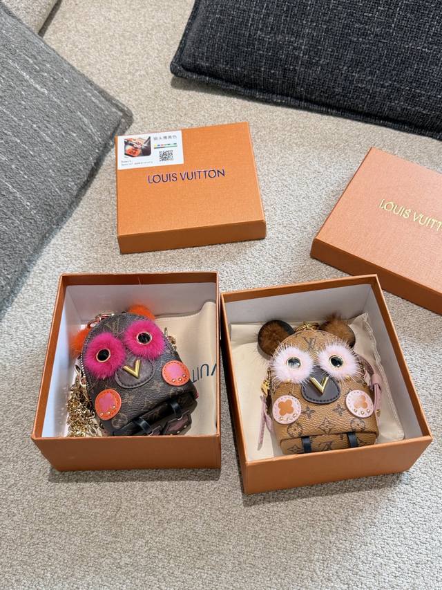 Lv貂毛猫头鹰零钱包, Lv这款貂毛 猫头鹰零钱包，采用经典Monogram帆布+水貂毛，细节超精致十。迷你双肩包造型，配有金属拉链和链条，既能当钥匙扣挂饰，也