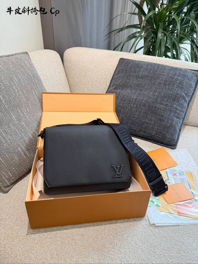 路易威登Takeoff邮差包 Lv Takeoff邮差包，黑色荔枝纹牛皮，手感细腻耐用，低调奢华。正面Lv压纹标志超有辨识度+，翻盖磁吸设计，取物超方便。肩带宽