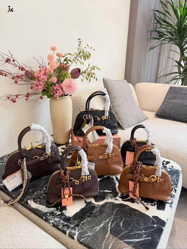 背上它大家都要夸Miumiu Aventure～ 小巧的迷你贝壳包，它的容量还是蛮实用的，可以轻松容纳手机、口红、钥匙等日常必需品，适合日常出行或约会使用。 可