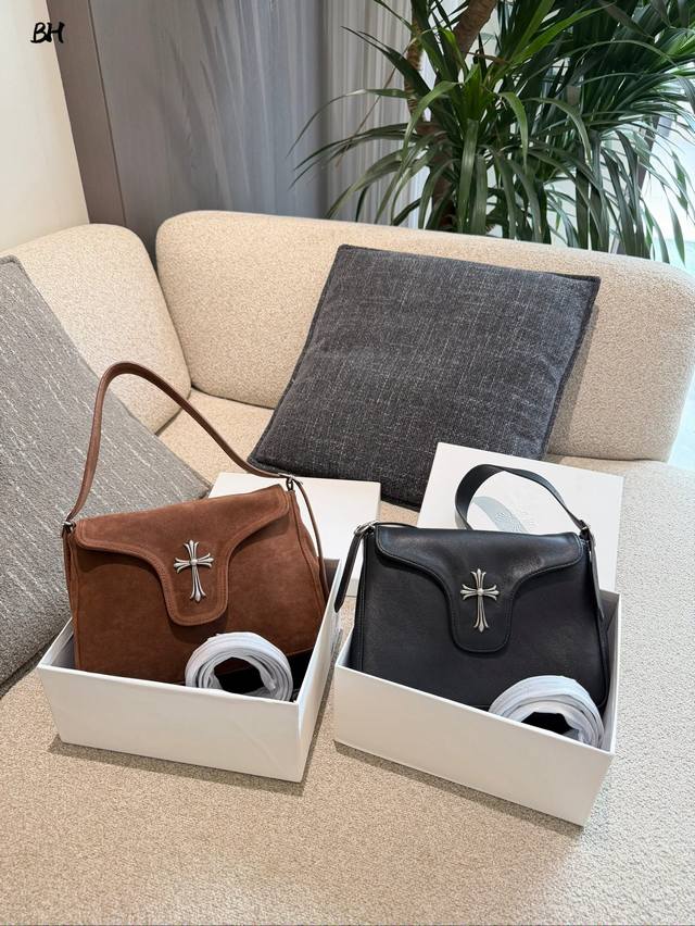 克罗心十字翻盖鸡块包 Chrome Hearts十字翻盖鸡块包，黑色麂皮材质，手感柔软细腻，搭配标志性十字架金属扣，辨识度超高汁。翻盖设计+磁吸开口，取物方便又