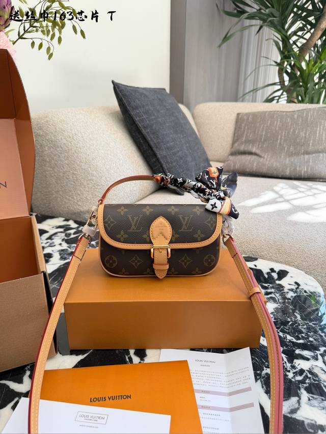 Lv Diane Nano迷你法棍包 Lv Diane Nano迷你法棍包，经典Monogram Empreinte皮革+天然牛皮饰边，复古优雅感拉满双盒包装