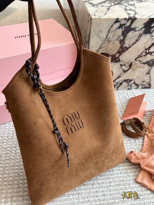 配盒 Size：35*32Cm Miumiu新款托特Tote 今年的风刮的太猛了 老多爆款了！ 这款的版型也太好看了吧~ 黑色，棕色
