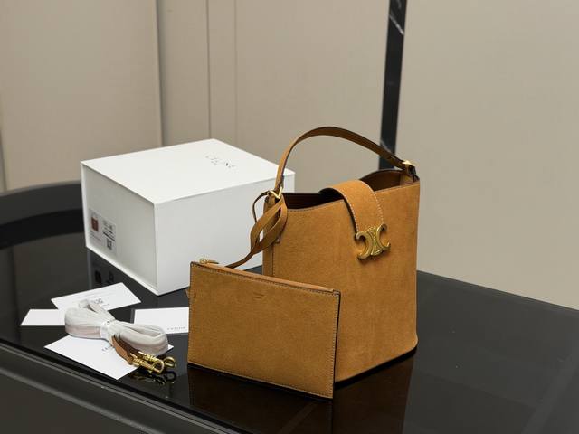 配折叠盒 Size： 24.24Cm Celine 水桶包赛琳 一直很喜欢小牛皮的包 经久耐看 复古印花图案 有着高颜值的复古文艺气息