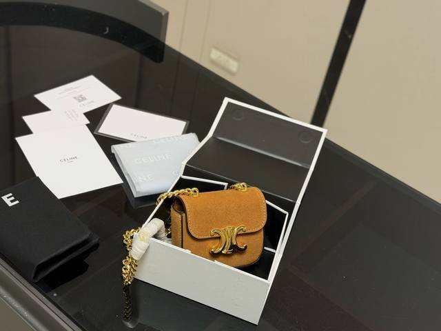 配盒 Size：10*12Cm 赛琳迷你 硬币包 配牛皮 绝对可以荣登Mini包着货量第一名了~ 想想都觉得要萌化了~