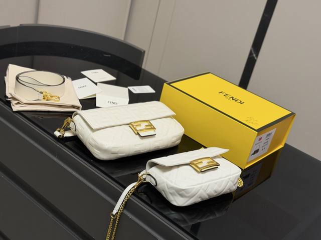 配折叠盒 升级版 Size：25*15Cm 18*10Cm Fendi芬迪法棍包 Baguette 单肩、斜跨都不是问题， 有种慵慵懒懒的街头！！ 牛皮品质