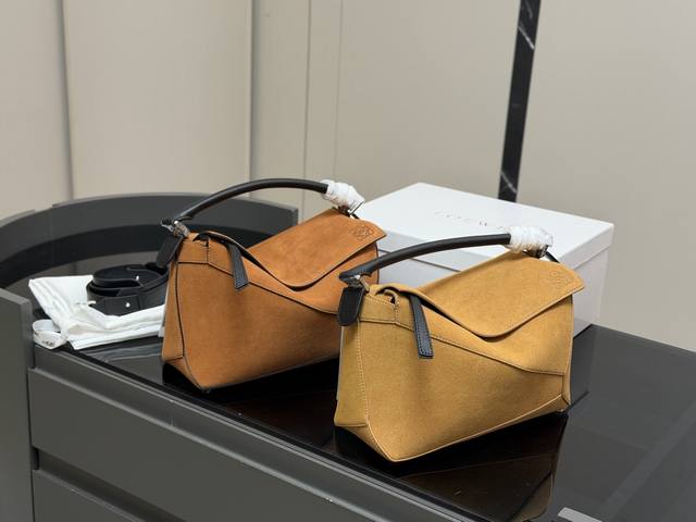 配盒 Size：30*21Cm Loewe 罗意威几何包puzzle 麂皮 很有质感的颜色， 显得包包特别高级。 牛皮品质！ 完全Hold住！