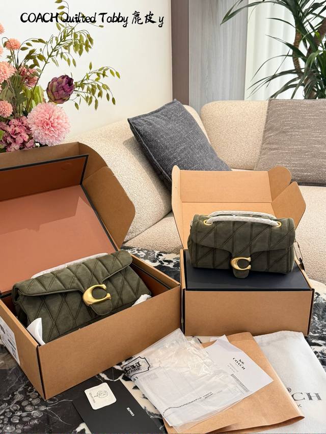 Coach麂皮Tabby Coach Tabby绗缝链条单肩包尽释飒意风度 绗缝格纹拼接几何视效，增添立体触感 金属链条质感独具，点睛风格标识20Cm 26Cm