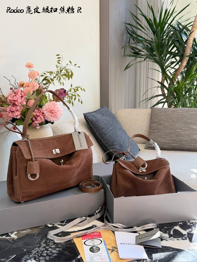 巴黎世家 Rodeo麂皮包 入秋的第一只慵懒松弛的大包 麂皮陶土棕和肉桂别的不说太高级了 25 年秋冬拥有支麂皮包真的时尚感拉满 我上身的这只是 35Cm 的，