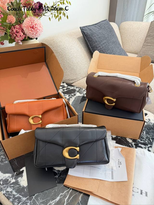 Coach Tabby 26黑金羊皮链条包 C Coach Tabby 26黑金链条包，选用柔软小羊皮，经典菱格绗缝+金属C字扣，低调奢华+ 容量适中，通勤休闲