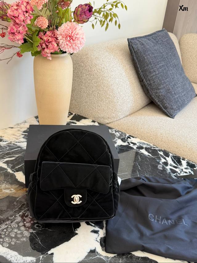 Chanel 25N滑雪系列双肩包 Chanel 25N滑雪系列双肩包,黑色丝绒材质+经典菱格纹,金色双C标志超有辨识度*+。科技面料防水防污,日常清洁超方便2 Chanel 25N滑雪系列双肩包 Chanel 25N滑雪系列双肩包,黑色丝绒材质+经典菱格纹,金色双C标志超有辨识度*+。科技面料防水防污,日常清洁超方便2