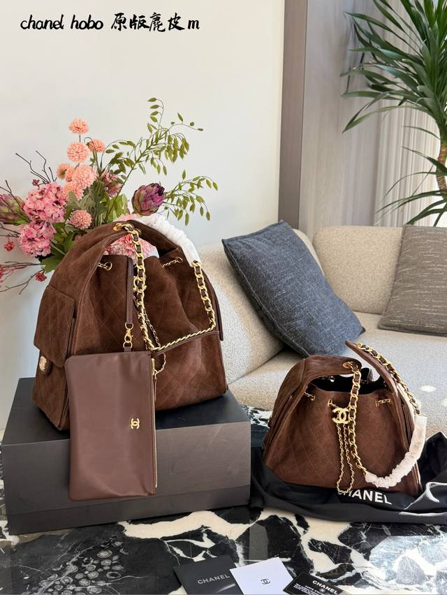 香奈儿25K麂皮抽绳包 ◆香奈儿25K系列深棕麂皮抽绳包，经典菱格纹+金色五金，复古优雅气质满分+。抽绳设计超方便，容量大,通 勤日常都能装25Cm 30Cm配