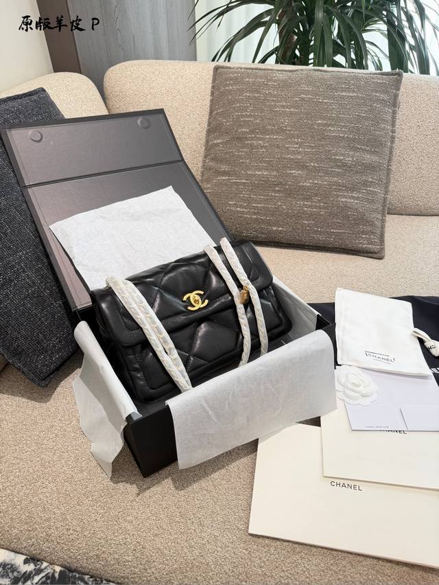 香奈儿黑金羊皮菱格链条包 香奈儿黑金羊皮菱格链条包， 经典菱格纹+金色链条,低调奢华超有质感+。羊皮柔软细腻，手感满分，链条可调节，单肩斜挎都Ok尺寸刚好，通勤