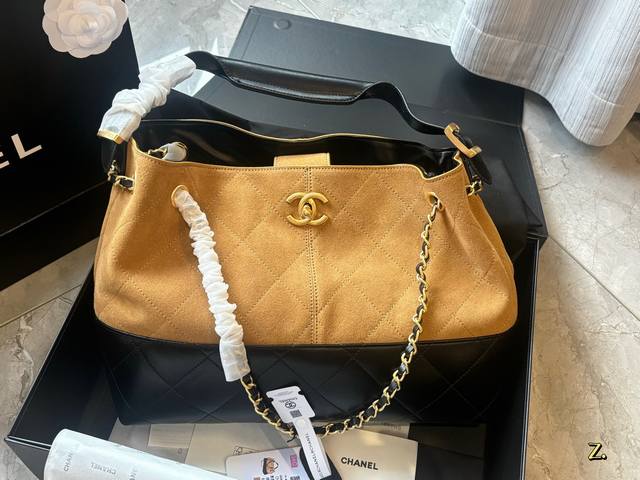 配盒 麂皮 Size：36*25Cm Z 听说这只小香家 25A 最火的麂皮包 一只包背出多种风格 被Chanel25A狠狠拿捏住了~ Chanel这期也泰强了