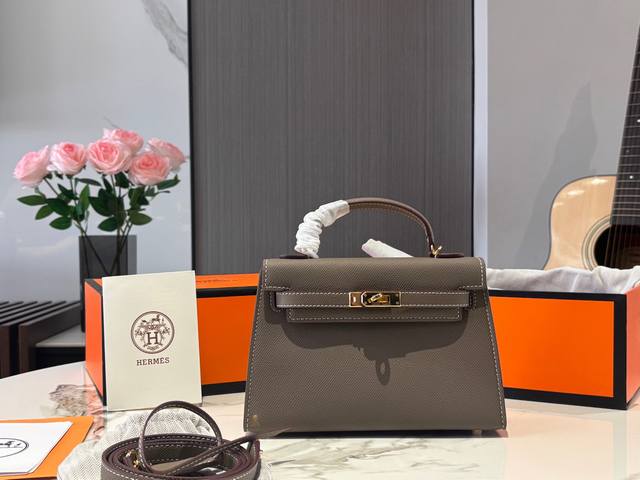 折叠盒 尺寸 22Cm 爱马仕 凯莉Kelly 尺寸刚刚好! 真的太太太太好看 头层牛皮 包包特别又质感 折叠盒 尺寸 22Cm 爱马仕 凯莉Kelly 尺寸刚刚好! 真的太太太太好看 头层牛皮 包包特别又质感