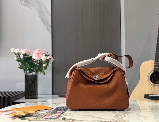 原版头层Tc牛皮 配礼盒 你知道爱马仕Lindy 背法也是有三种,手提,斜跨,腋下 腋下肩带做了加宽设计,给消费者带来更好的舒适感 这样的Lindy你爱了吗~2 原版头层Tc牛皮 配礼盒 你知道爱马仕Lindy 背法也是有三种,手提,斜跨,腋下 腋下肩带做了加宽设计,给消费者带来更好的舒适感 这样的Lindy你爱了吗~2