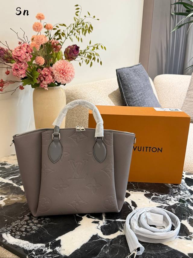 Lv手提饺子包 平滑的和有孔的小牛皮的相互作用，使Haumea手提袋一个极端别致的 40.0 X 25.0 X 18.0厘米 长度X高度X宽度 藕粉色 软马氏穿