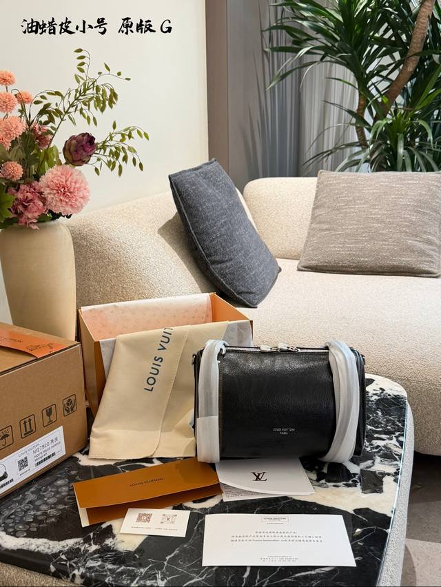 Lv Express手袋油蜡皮 Lv Express手袋采用油蜡皮，表面光滑有质感，低调又高级计。包型挺括不软塌，容量大，通勤日常都很实用。肩带可调节，支持单肩