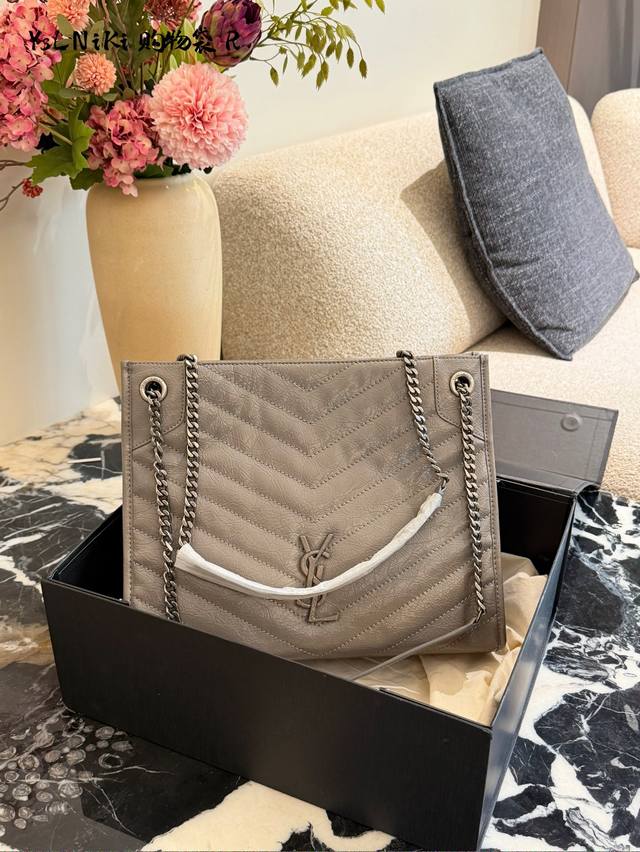 Ysl Niki Shopping Bag Ysl Niki Shopping Bag是圣罗兰的经典托特包,采用抓皱油蜡牛皮,柔软耐用,表面自然纹理感满满十。正 Ysl Niki Shopping Bag Ysl Niki Shopping Bag是圣罗兰的经典托特包,采用抓皱油蜡牛皮,柔软耐用,表面自然纹理感满满十。正