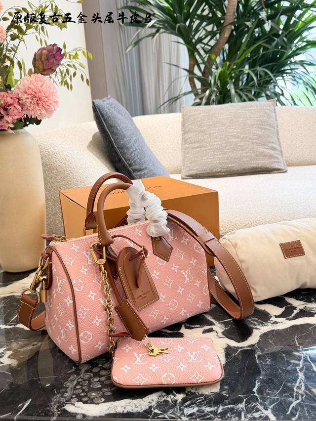 Lv Speedy p30粉色手袋 Lv Speedy p30粉色手袋是L Ouis Vuitton与Nigo联名的2025秋冬限定款，经典Monogram老花