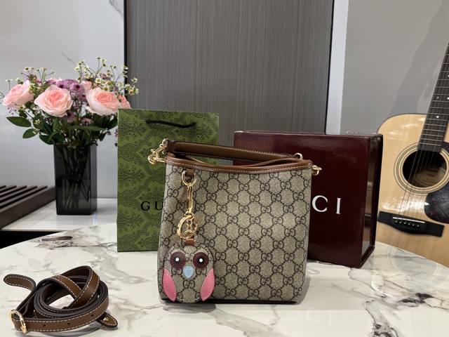 配折叠盒尺寸18.18 古驰Gucci Emblem系列水桶包 全新 系列焕新诠释品牌的隽永优雅风范和精湛工艺。这款水桶肩背包尽释实用设计美学，两个主隔层采用织