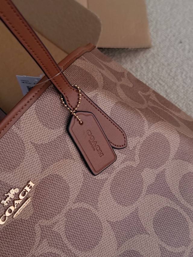 配盒 Size：35*27Cm Coach 新出托特包33 不得不说这个颜色质感真好 25Ss 新版本哦！ 通勤 小长假 学生党需要它！