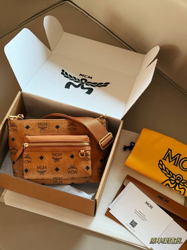 配盒 Size：21*17Cm 这也太好看了吧！ Mcm 新品单肩包 真的是今年的王炸款 宽肩带真的舒服 男生女生都可以背哦！ 这不是妥妥的一个省么！