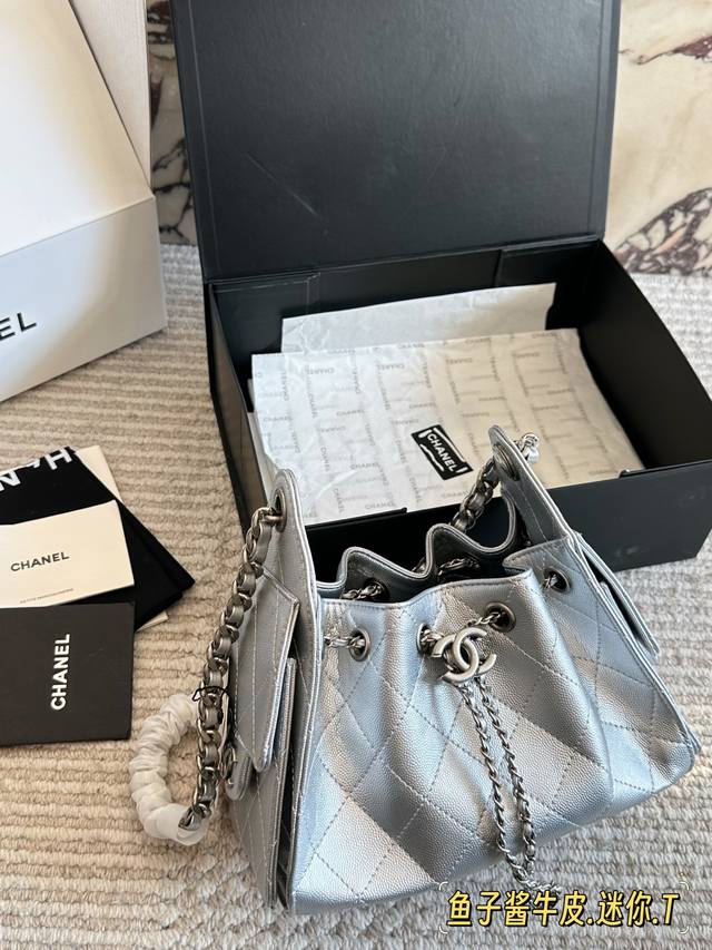 迷你 配盒 油腊皮 鱼子酱牛皮 Chanel 25S Hobo迷你真绝绝子 今年香香25S系列简直美爆... 这个Size 我真的太爱了 很适合这个季节 鱼子酱